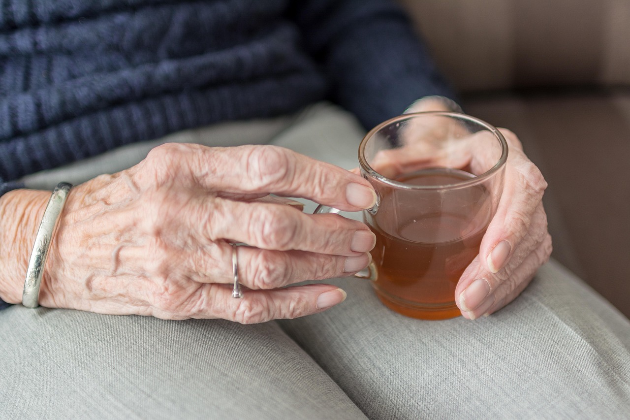 お茶を飲むシニア女性の手元