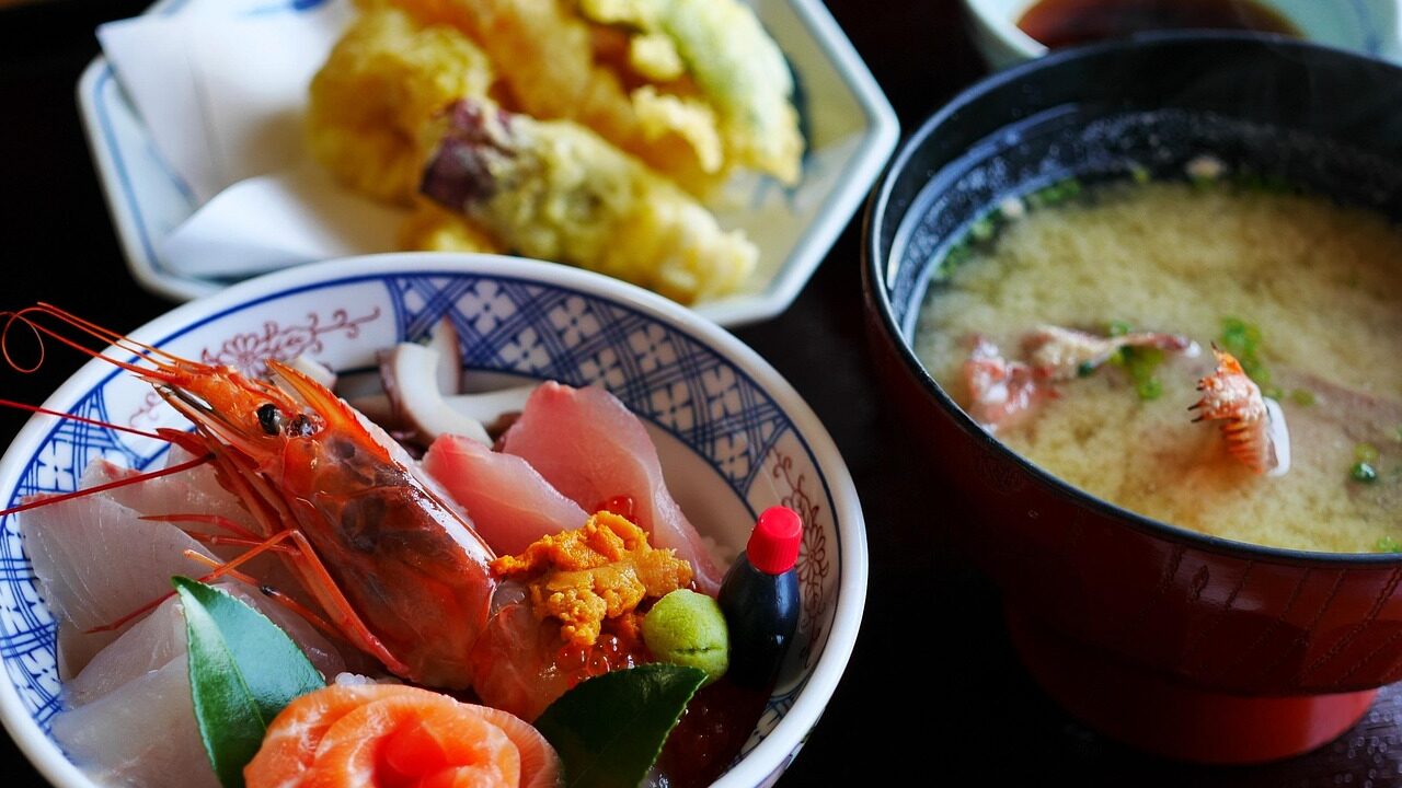 刺身と天ぷら、味噌汁を並べた和食の食卓