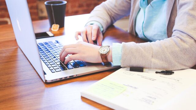 パソコンでキーボードを打つ人の手元