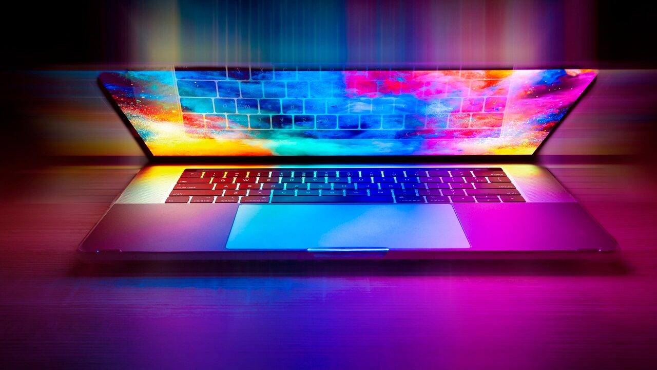 ノートパソコンを開いて作業をしている様子