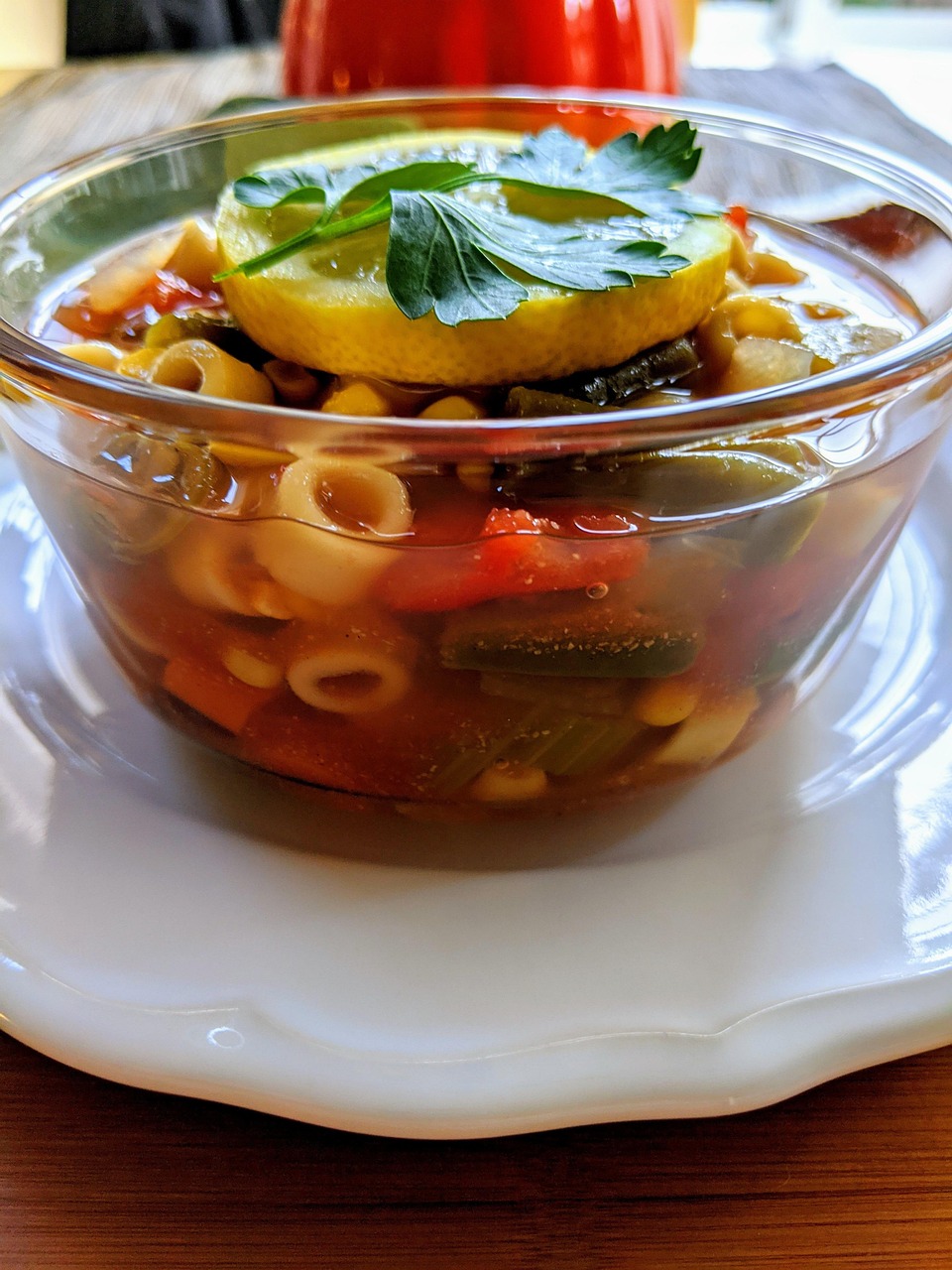 野菜がたっぷり入ったミネストローネスープ