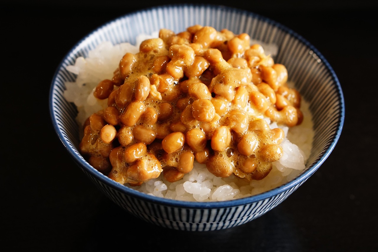和食の朝ごはんとして茶碗によそわれた納豆ごはん