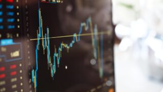 為替や株価の値動きを示すトレーディング画面