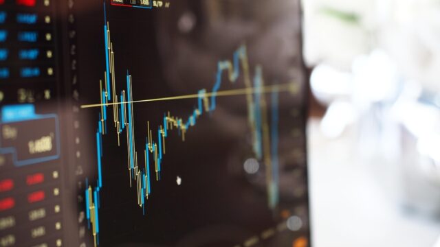 為替や株価の値動きを示すトレーディング画面