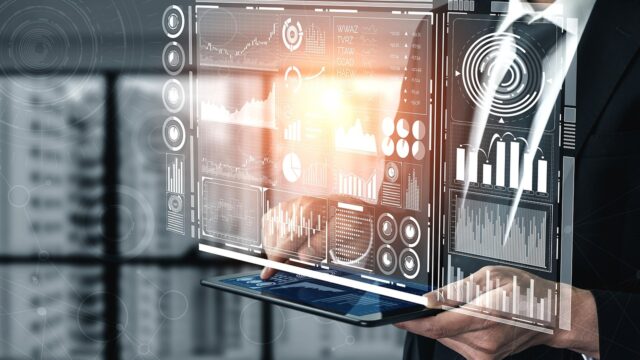 AIサービスのデータを比較検討しているビジネスパーソン