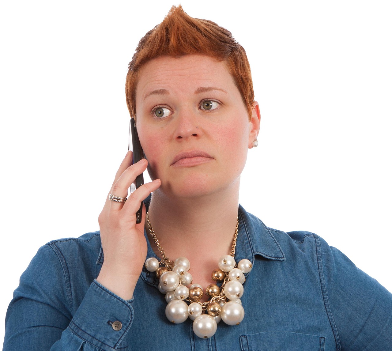 心配そうな表情でスマートフォンを耳に当てて通話している女性のイメージ