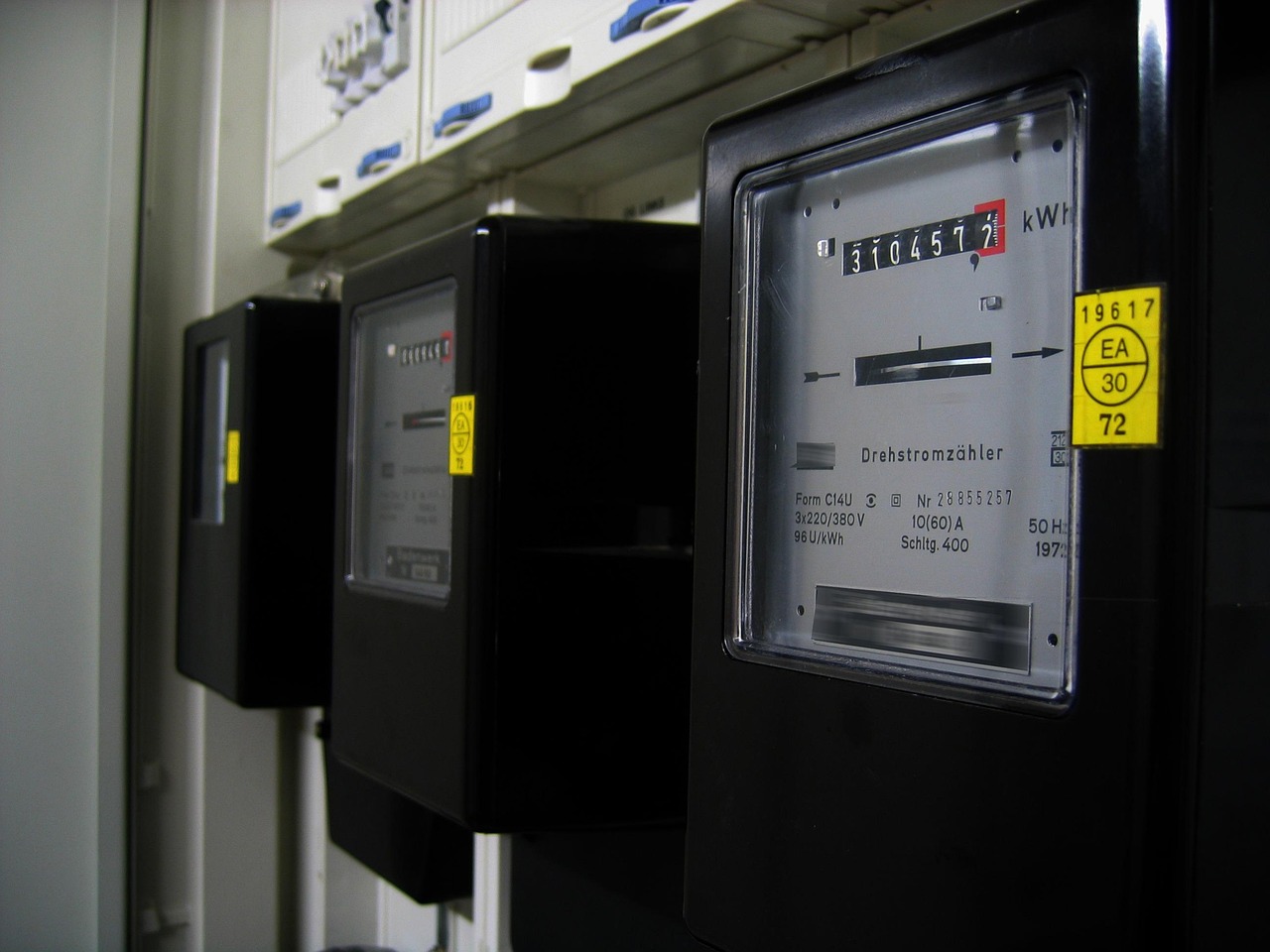 使用量を示す電気メーター、電気代のイメージ