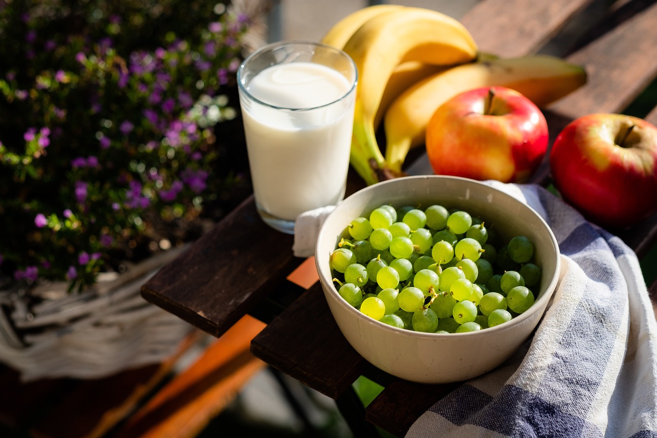 牛乳とバナナ・りんご・ぶどうなど健康的な間食の例