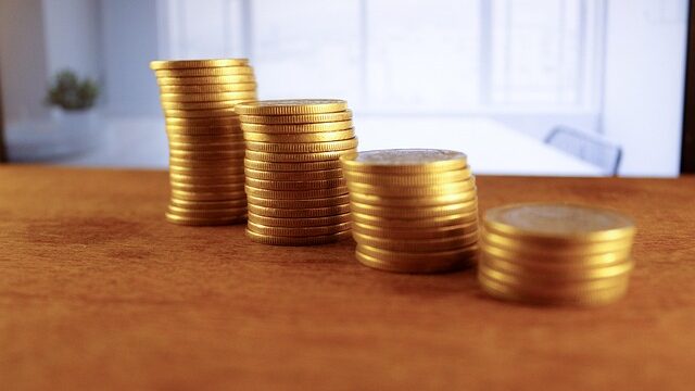 積み上がった硬貨、家計と貯蓄のイメージ