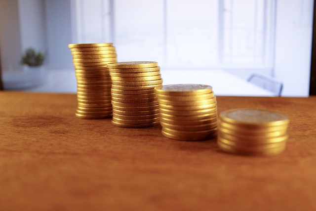 積み上がった硬貨、家計と貯蓄のイメージ