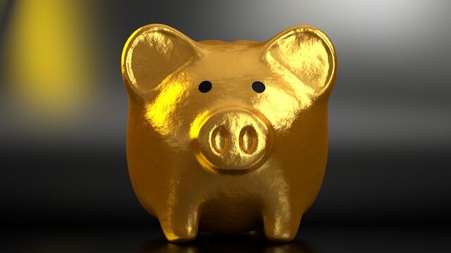 金色の豚の貯金箱、家計・お金のイメージ