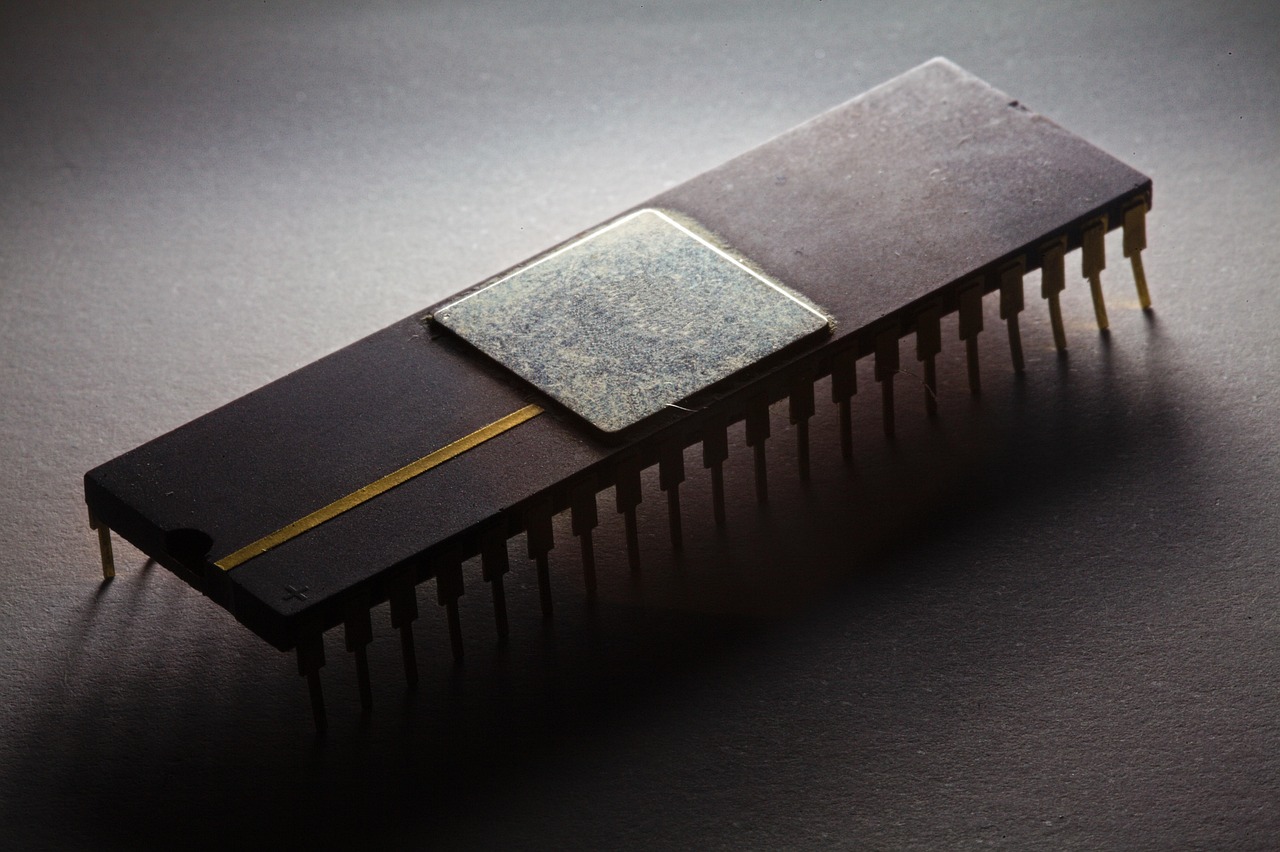 半導体のマイクロチップを接写した写真、半導体産業への投資をイメージ