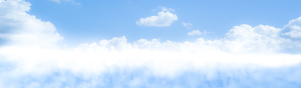 青空と雲が広がる風景、新鮮な空気や呼吸をイメージした写真