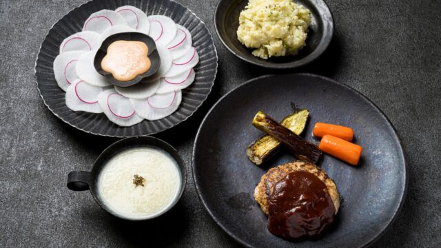 ハンバーグステーキ・グリル野菜・ポテトサラダ・大根サラダが並ぶ、品数の多い献立