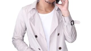 スマートフォンで通話する男性