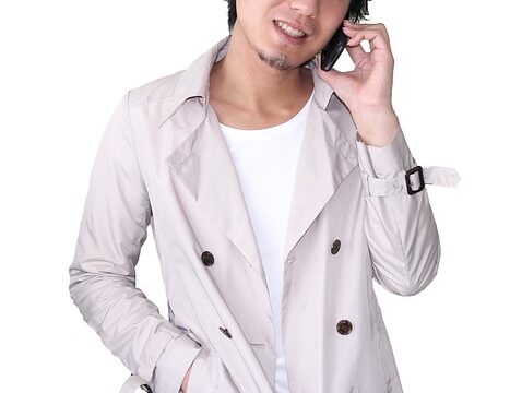スマートフォンで通話する男性