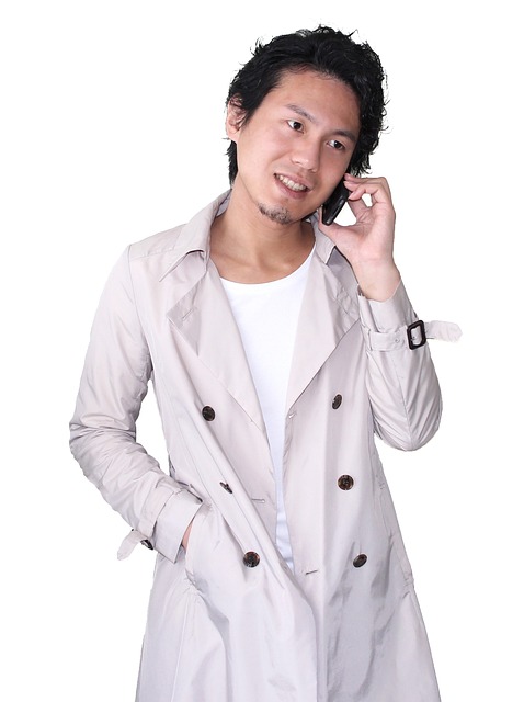 スマートフォンで通話する男性