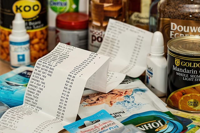 長く伸びたレシートと食品・日用品が並んでいる様子