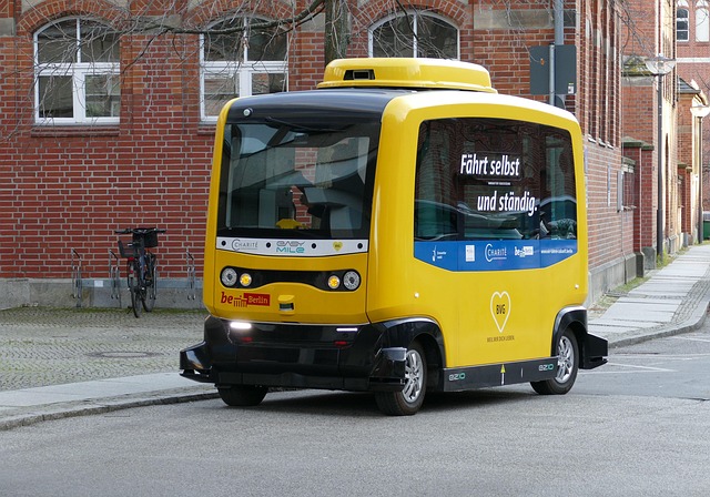 「自動で走行中」の案内表示を付けた小型の自動運転シャトルバス