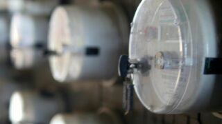 壁に並んだ複数の電力量計(電気メーター)