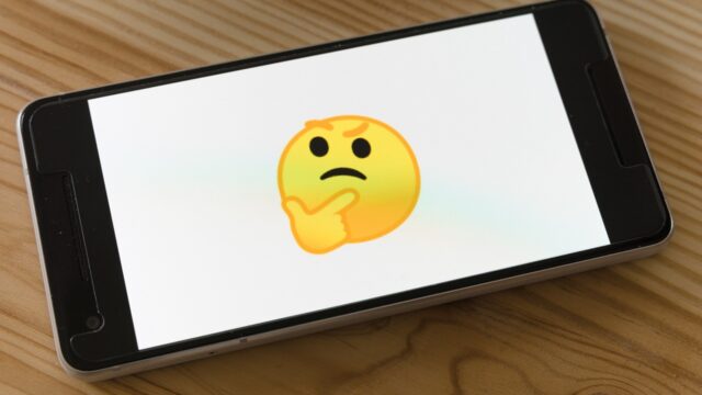 スマホの画面に困惑を表す絵文字が表示されている様子
