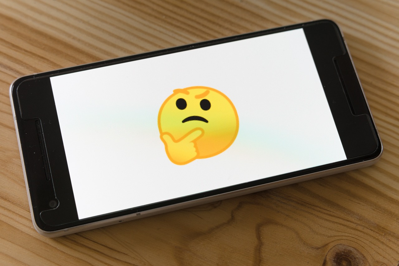 スマホの画面に困惑を表す絵文字が表示されている様子