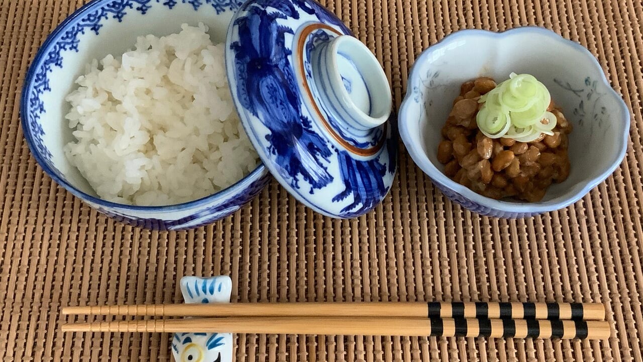 白ご飯と納豆が並んだ和食の朝食