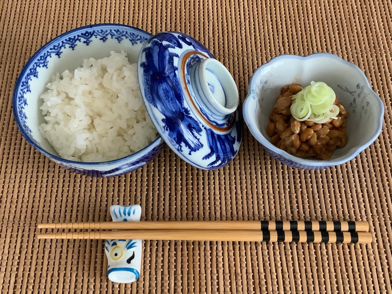 白ご飯と納豆が並んだ和食の朝食
