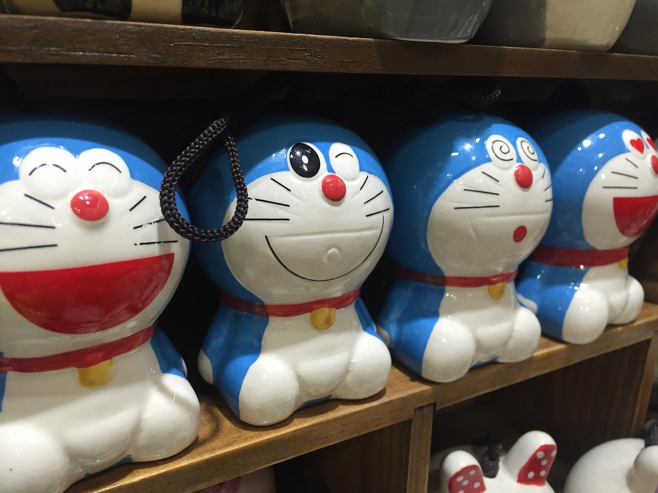 フィギュアなどのコレクション品が棚に並んでいる様子