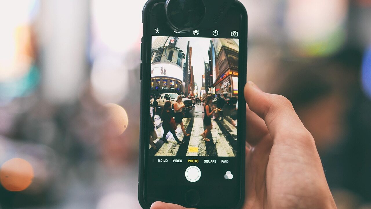 スマートフォンのカメラで写真を撮影している様子