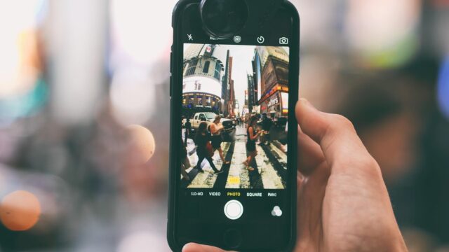 スマートフォンのカメラで写真を撮影している様子