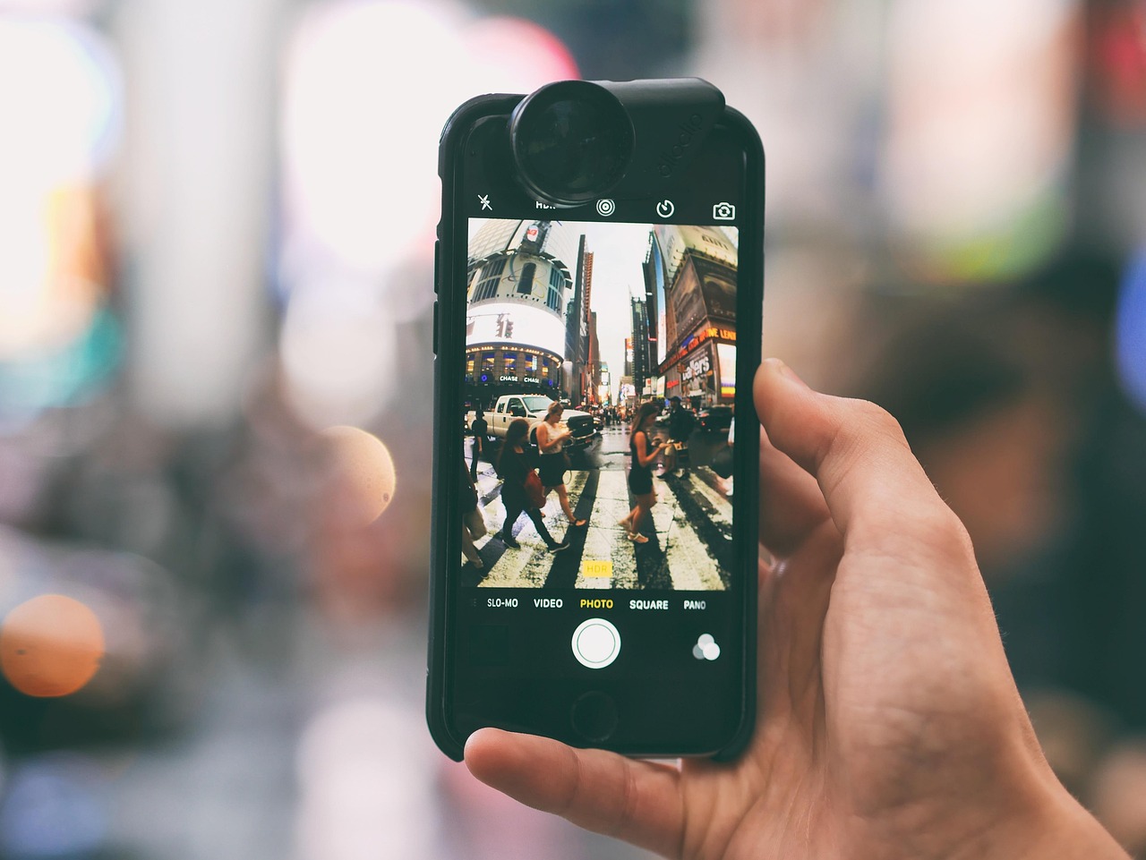 スマートフォンのカメラで写真を撮影している様子