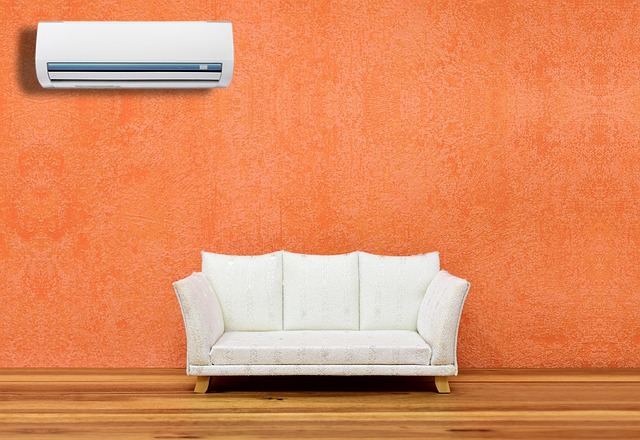 エアコンとソファのある部屋、節電を意識した暮らしのイメージ