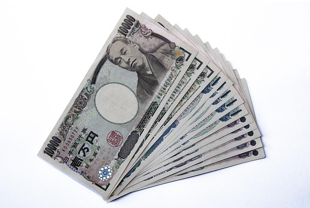 扇形に広げた一万円紙幣、円相場をイメージした写真