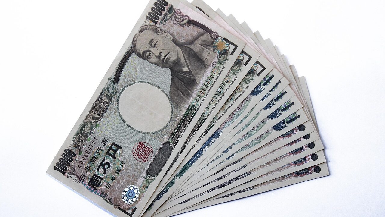 扇状に広げられた日本の一万円札の束