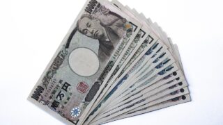 扇状に広げられた日本の一万円札の束