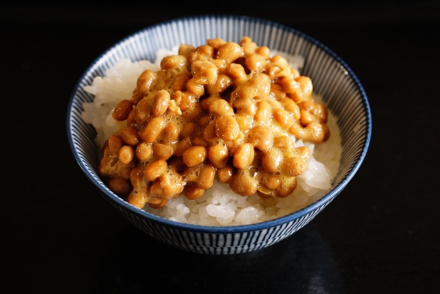 ご飯に納豆をのせた和食の朝食