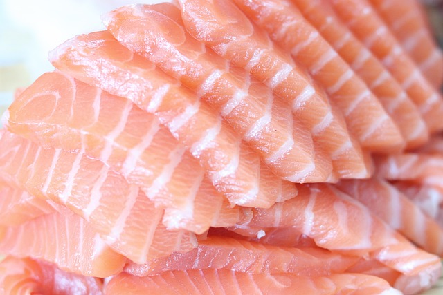 サーモンの刺身が重なっている様子、DHAを多く含む生魚
