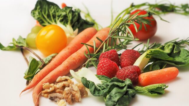 にんじん、くるみ、木いちご、トマトなど彩り豊かな野菜と果物の盛り合わせ