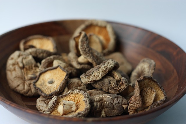 木製の器に盛られた干し椎茸