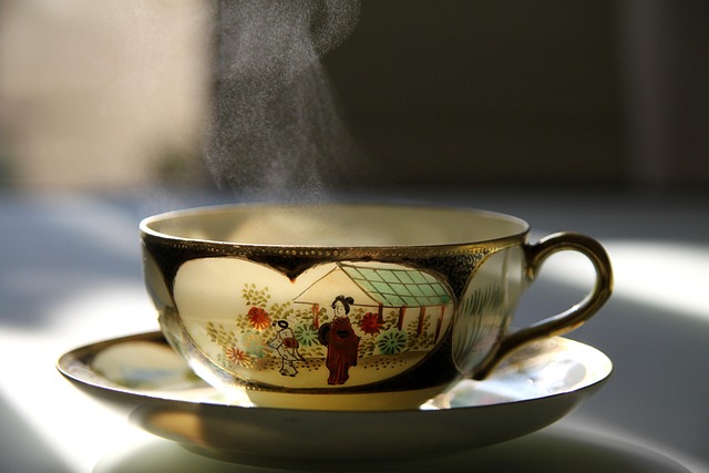 湯気の立つ温かいお茶。白湯や生姜湯などで体を温める習慣のイメージ