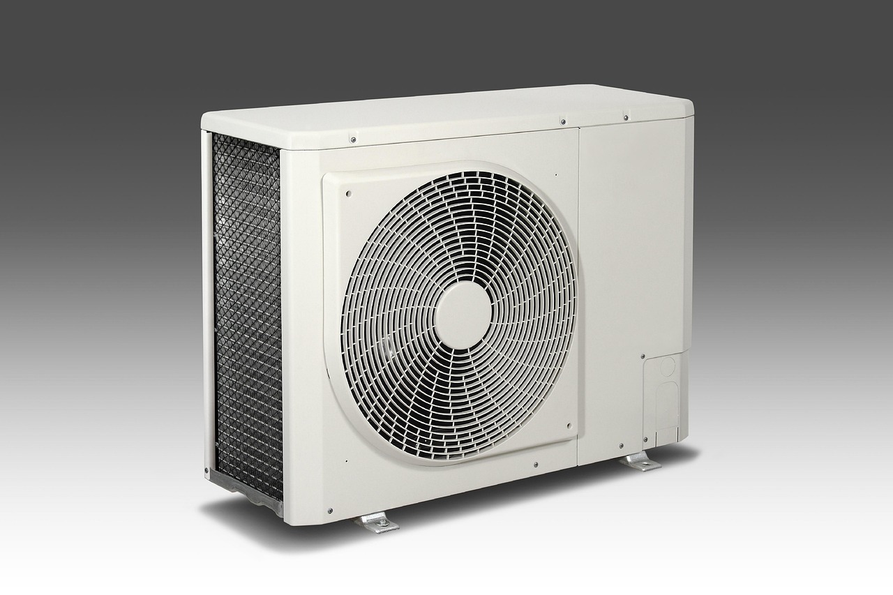 大きなファンが付いた白いエアコンの室外機