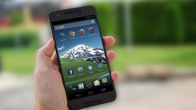 手に持ったAndroidスマートフォン