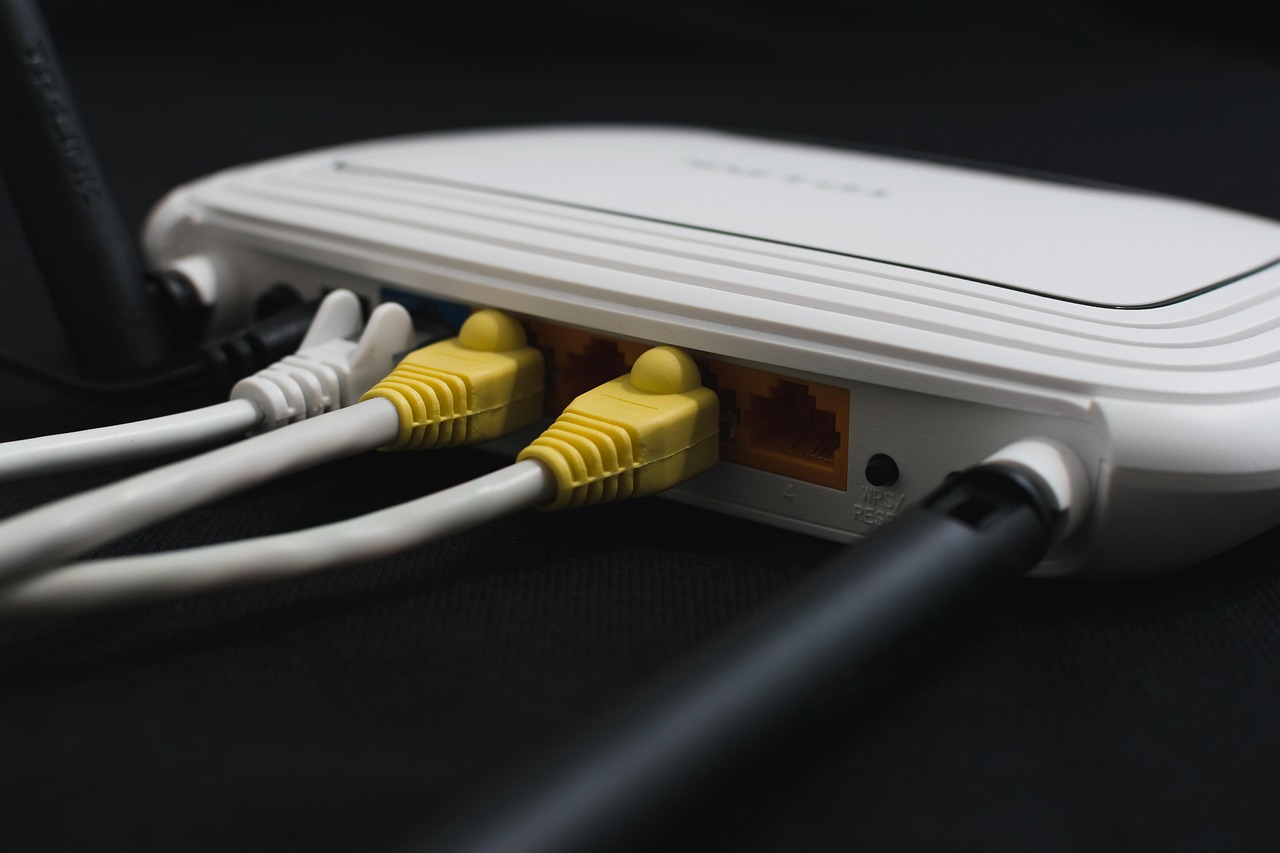 ケーブルがつながったWi-Fiルーターの背面