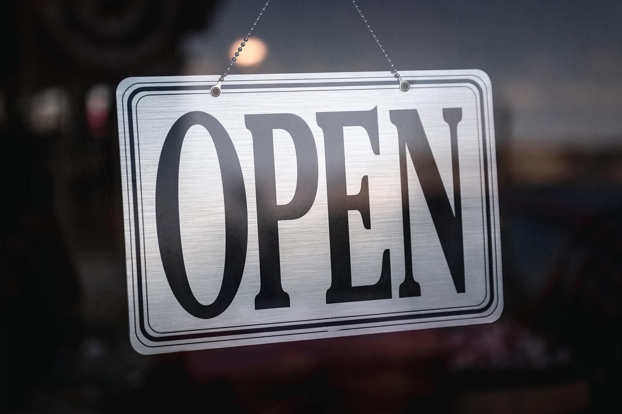 ガラス扉に掛かった「OPEN」の札