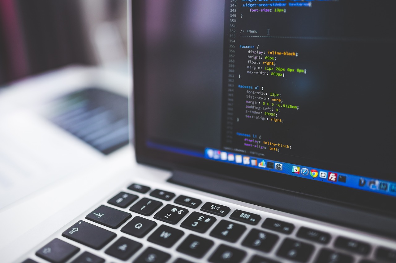 ノートパソコンの画面に表示されたプログラムのコード