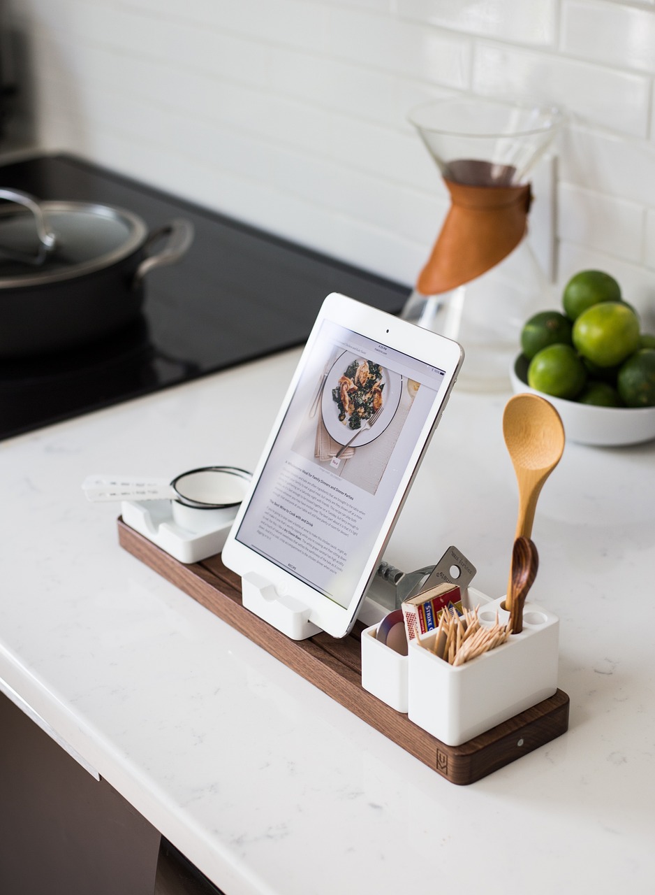 キッチンのカウンターに立てたタブレットにレシピが表示されている様子