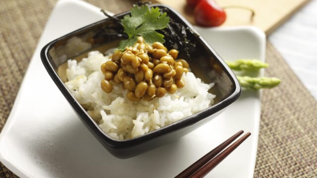 黒い器のごはんにのせた納豆