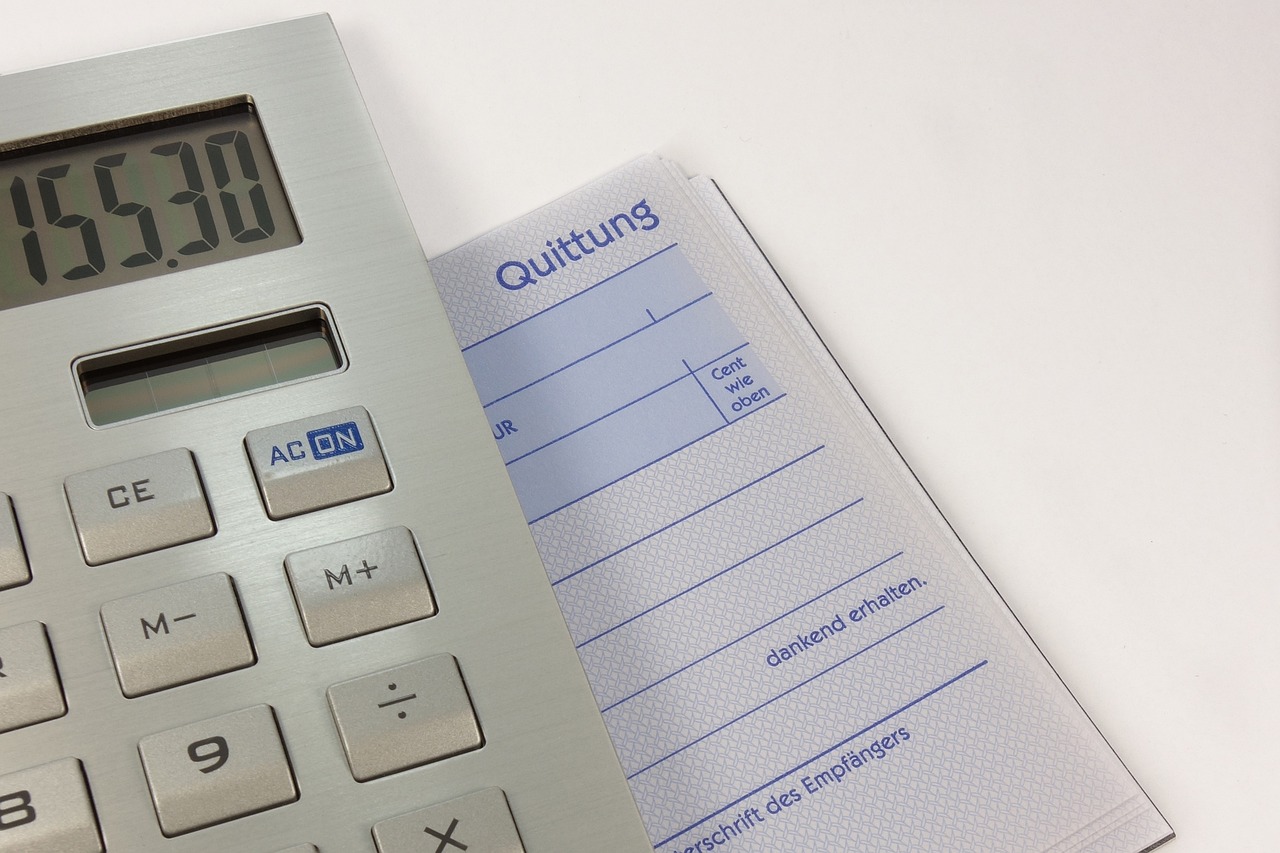電卓と、ドイツ語で「Quittung(領収書)」と書かれた控えの束