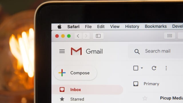 ノートパソコンの画面に表示されたGmailの受信トレイ